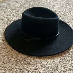 FEDORA WITH LEATHER BELT DETAIL